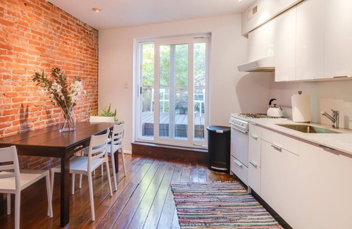 Queen Village Apartment | Bright and Serene 2B/1B Queen Village Apartment - close to everything!
