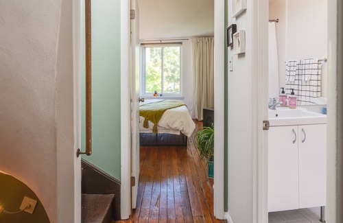 Queen Village Apartment | Bright and Serene 2B/1B Queen Village Apartment - close to everything!