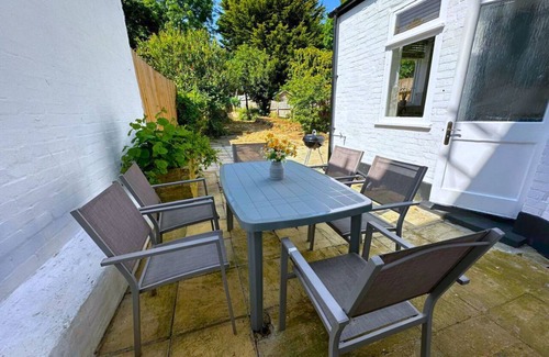 Finchley House | Bright and Spacious 4Bed/1Bath House with Garden FREE WIFI and PARKING