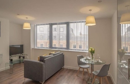 Vauxhall Apartment | Bright and Spacious Two Bedroom Apartment