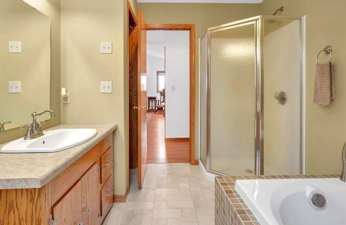 Bottineau House | Bright and Spacious Lakefront House
