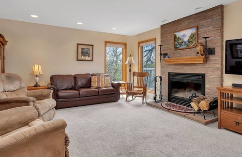 Bottineau House | Bright and Spacious Lakefront House
