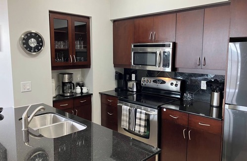 Southeast Calgary Condo | Bright and Spacious Two Bedroom in The Heart of Downtown - High Speed Wi-Fi!