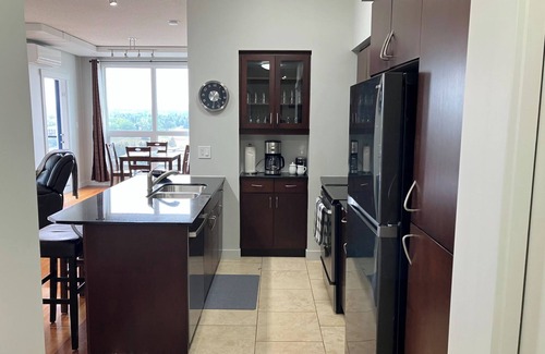 Southeast Calgary Condo | Bright and Spacious Two Bedroom in The Heart of Downtown - High Speed Wi-Fi!