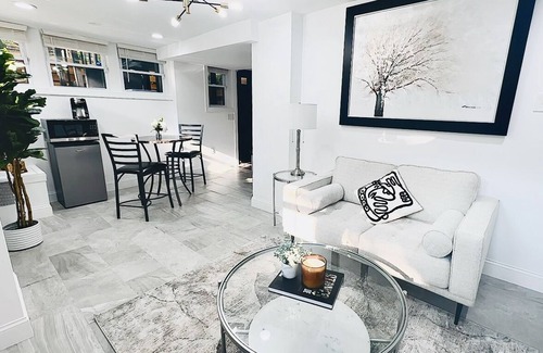 Fairlawn House | Bright and Spacious Bottom Unit!