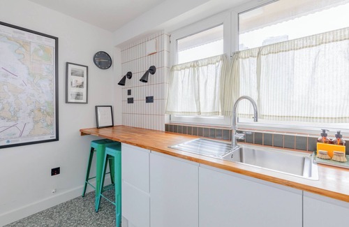 St Luke's Apartment | Bright and Stylish 2BD in Old Street w City Views