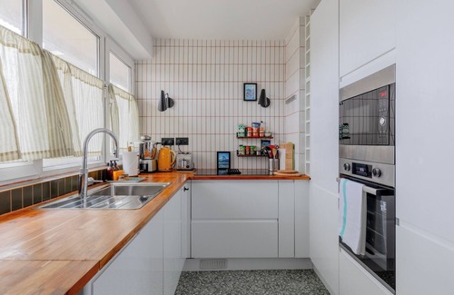 St Luke's Apartment | Bright and Stylish 2BD in Old Street w City Views