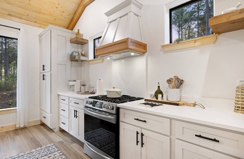 Pickens Cabin | Bright and stylish home with modern amenities