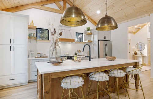 Pickens Cabin | Bright and stylish home with modern amenities