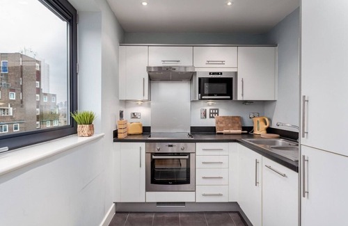 Prince's Apartment | Bright and Stylish Kennington Gem