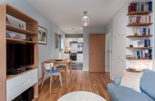 Prince's Apartment | Bright and Stylish Kennington Gem