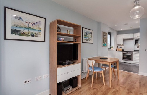 Prince's Apartment | Bright and Stylish Kennington Gem