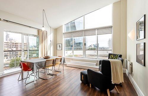 Canary Wharf Apartment | Bright and Stylish Riverside Haven in Canary Wharf