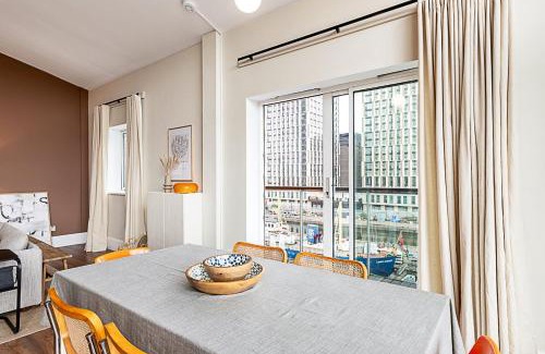 Canary Wharf Apartment | Bright and Stylish Riverside Haven in Canary Wharf