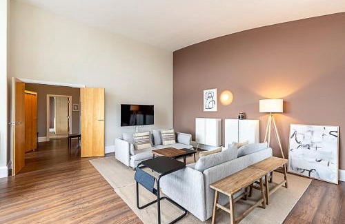 Canary Wharf Apartment | Bright and Stylish Riverside Haven in Canary Wharf