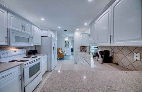 Caloosahatchee House | Bright and Sunny,Gulf Access, Salt Water Pool 33 reviews!