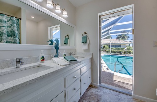 Caloosahatchee House | Bright and Sunny,Gulf Access, Salt Water Pool 33 reviews!