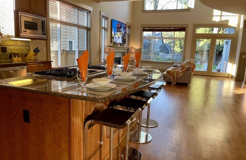 Kirkland House | Bright and sunny South Rose Hill home close to downtown Kirkland