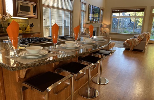 Kirkland House | Bright and sunny South Rose Hill home close to downtown Kirkland