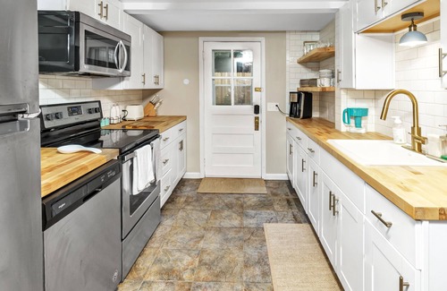Baiting Hollow Cottage | Bright and tranquil north fork coastal oasis - 2 mins walk to beach!