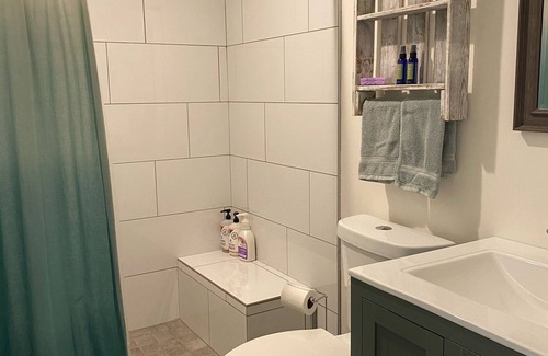 Gilburr Estates House | Bright and welcoming guest suite