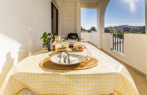 Olhos D'Agua Apartment | Bright Apartment 10min from 2 stunning Beaches