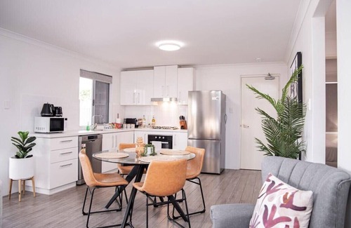 Belmont Apartment | Bright Apartment close to City/Airport - 3mths +