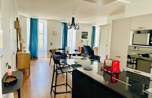La Rochelle City Centre Apartment | Bright apartment in the heart of the Old Port