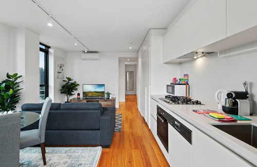 South Yarra Apartment | Bright Apartment with City Views in Trendy Locale