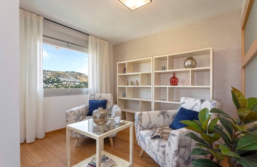 Cervantes Apartment | Bright Apartment with parking in Granada. Gongora