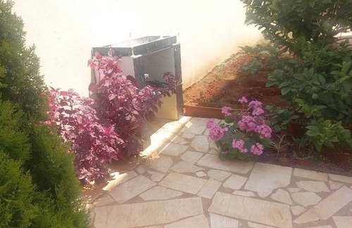 Koura Apartment | Bright apartment with garden