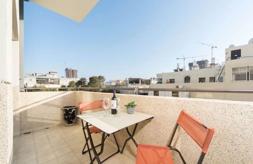 Old North Apartment | Bright Apt w Balcony & Mamad 10min Walk from Beach