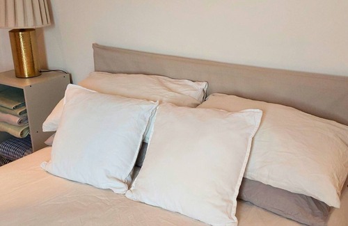 Abbey Road Apartment | Bright artistic flat w/ balcony and amazing city views
