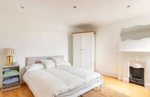 Abbey Road Apartment | Bright artistic flat w/ balcony and amazing city views