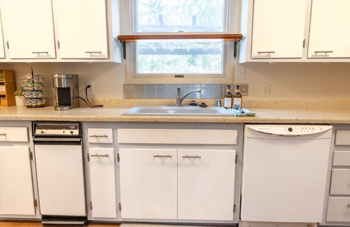 Aztec House | Bright Aztec 4 bed home, steps from Main Ave