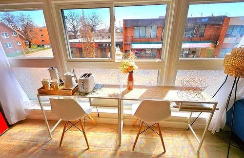 Walkerville Apartment | Bright Bachelor Apt on Buzzing Erie St ideal for Temp Workers and Grad Students