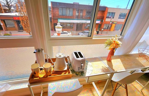 Walkerville Apartment | Bright Bachelor Apt on Buzzing Erie St ideal for Temp Workers and Grad Students