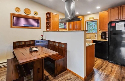 Baldy Mountain Condo | Bright Baldy 2BD - Near Trailheads!