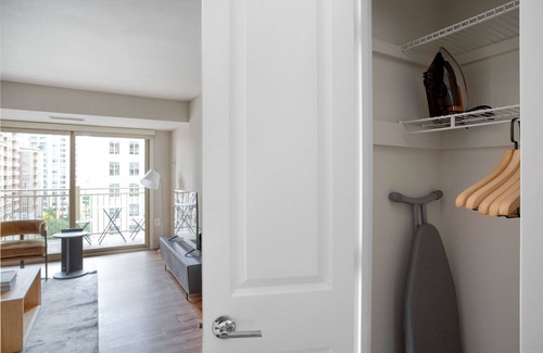 Ballston Apartment | Bright Ballston 1BR w/Concierge, W/D & Pool, near Metro, by Blueground