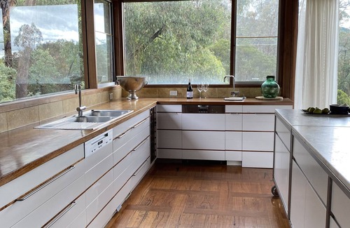 Bright House | Bright Barn Retreat.Relax in style with 17 acres of stunning Alpine views