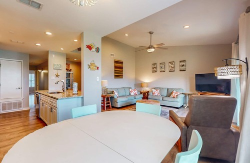 Harbor Oaks Condo | Bright Bayhouse condo with all-new interior & pool - near beach