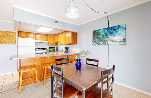 Midtown Ocean City Condo | Bright Beach Home Near the Boardwalk W/Beach Access, Free WiFi & Balcony