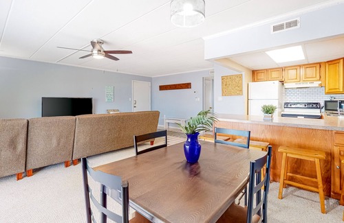 Midtown Ocean City Condo | Bright Beach Home Near the Boardwalk W/Beach Access, Free WiFi & Balcony