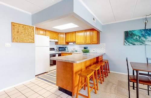 Midtown Ocean City Condo | Bright Beach Home Near the Boardwalk W/Beach Access, Free WiFi & Balcony
