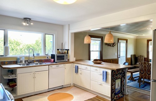 Misquamicut House | Bright, Big, walk to the BEST Beaches, passes provided, AC, deck, Private