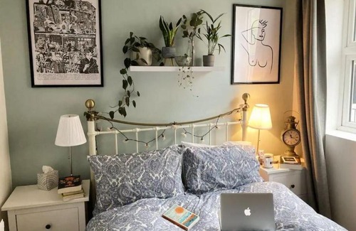 Saint Paul's Apartment | Bright, book-filled flat in artsy Stokes Croft