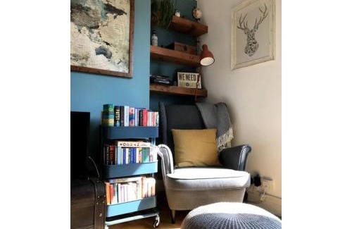 Saint Paul's Apartment | Bright, book-filled flat in artsy Stokes Croft