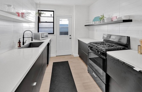 Mid City Condo | Bright + Breezy 1 Bedroom in West Adams