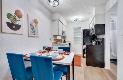 Hyde Park Apartment | Bright & Breezy Austin Studio - Sleeps 3