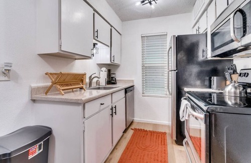 Hyde Park Apartment | Bright & Breezy Austin Studio - Sleeps 3